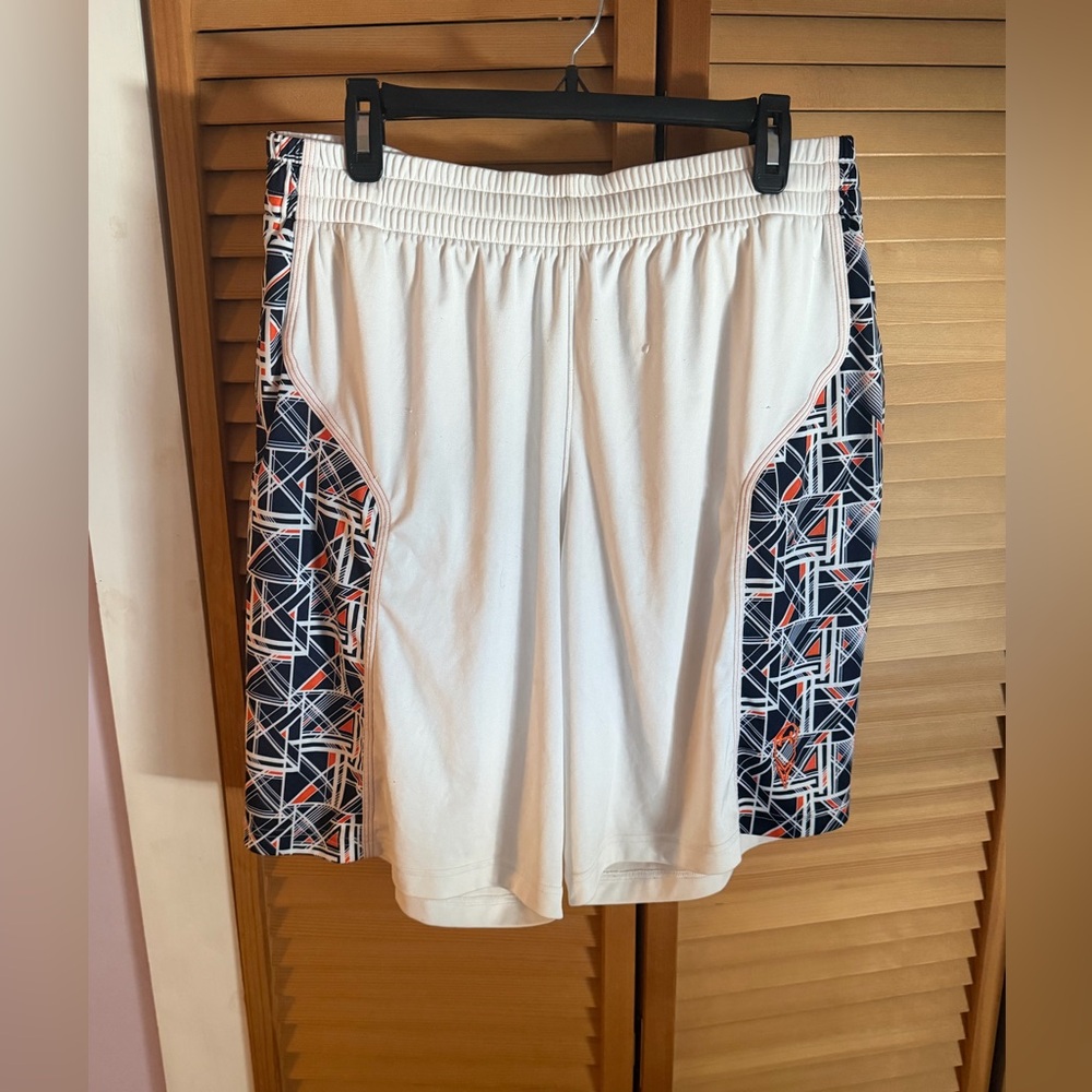 Under Armour White and Black Athletic Shorts Men’s XL